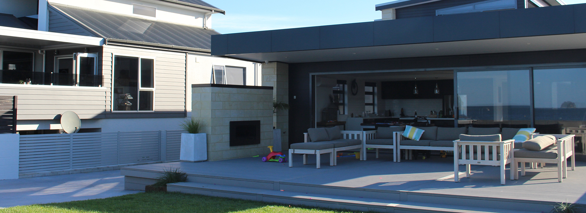 Contemporary style house back patio